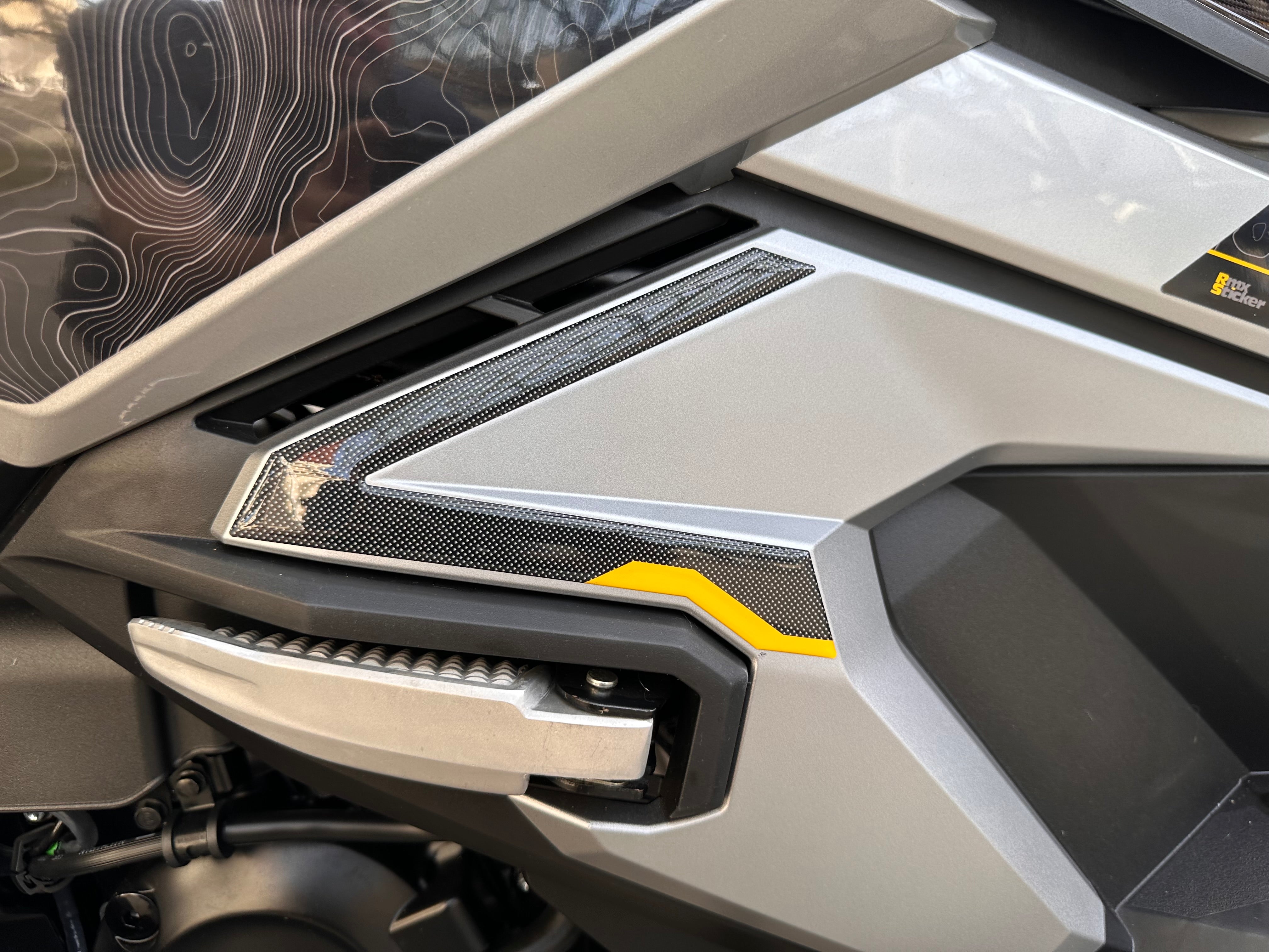 Honda Adv 350 Uyumlu Artçı Ayaklık Tankpad